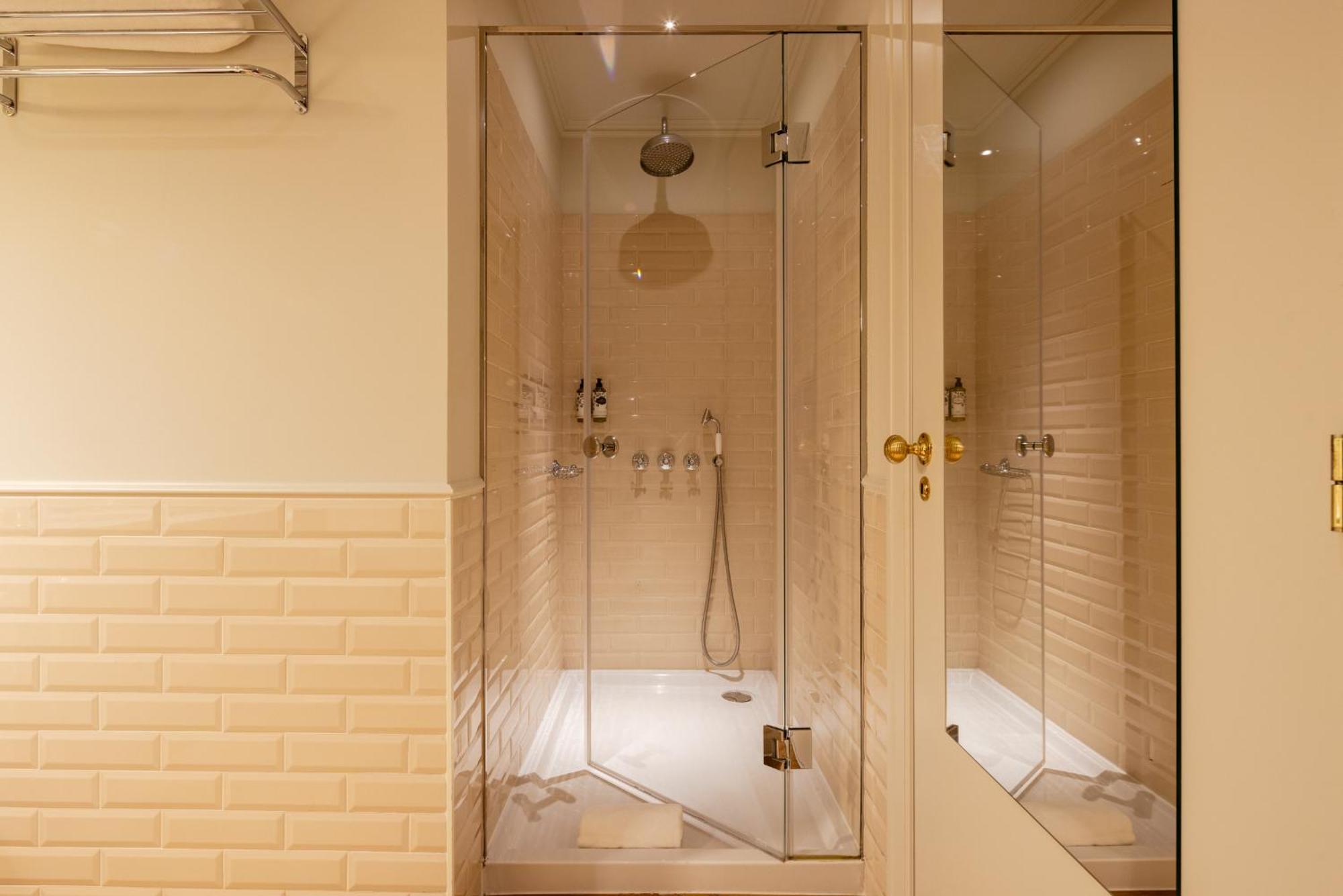 Deluxe Room,1516461382:JPEG