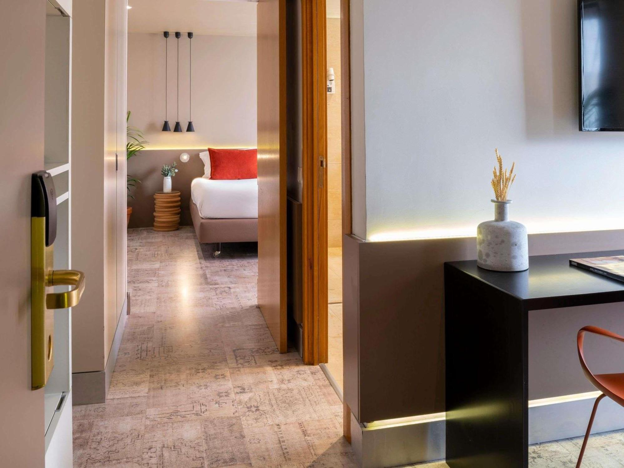 Quarto Triplo com 2 Camas Individuais e Sofá-Cama